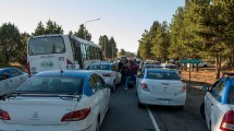 Imagen de Una protesta obligó a los turistas a salir a pie del aeropuerto de Bariloche durante dos horas