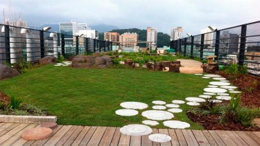 En muchas ciudades del país -es el caso de Neuquén, por ejemplo- se modificó el código de construcción para incentivar el armado de techos y terrazas verdes.