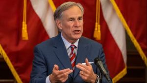 Gobernador de Texas amenaza con declarar «invasión» por la masiva llegada de migrantes