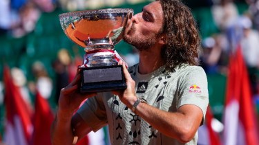 Tsitsipas y el trofeo de Montecarlo, un romance que se extiende por otro año más en el circuito. Foto: AP