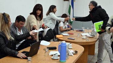 Tenso momento entre la secretaria general de Unter, Sandra Schieroni, y el viceministro Adrián Carrizo. Foto: Marcelo Ochoa
