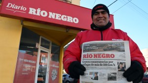 «¡Extra, extra!»: Orlando, el orgulloso canillita de Viedma que elige el título más vendedor