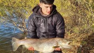 Bardeó al pozón y pescó la trucha más increíble de su vida: fin de la temporada en Chimehuin