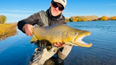 Luciano Galice y la gran trucha marrón que pescó en el Limay Inferior en Arroyito, a 65 km de Neuquén, al norte de la Patagonia. En esta zona se puede pescar hasta el 30 de junio. Foto: Leandro García. 