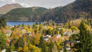 San Martín de los Andes y el Lago Lacar se unen, pintados de otoño