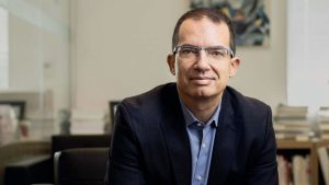 La polémica decisión del multimillonario Stéphane Bancel, CEO de Moderna
