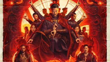 Doctor Strange llega a esta ocasión luego de tener un pequeño atisbo de los universos paralelos tras su participación en la última cinta de Spider Man, cuando de manera repentina conoce a América Chávez (Xochitl Gomez), una jovencita que tiene el poder de trasladarse físicamente entre dimensiones .