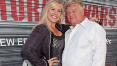 Los conductores del programa ayudaron al comprador a quedarse con una suma de dinero.-