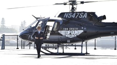 Tom Cruise llegó a la premiere de Top Gun: Maverick manejando él mismo un helicóptero. (Foto: AP)