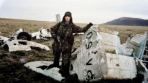 Imagen de Malvinas: contactó a un museo por Facebook para devolver restos de un avión caído en la guerra
