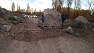 La salida a Bajada del Agrio se vio bloqueada por las enormes rocas. Foto: 6ladosnoticias.