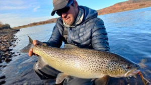 «¡Qué truchas increíbles tiene el Limay Medio!”: la aventura de pesca de cuatro amigos