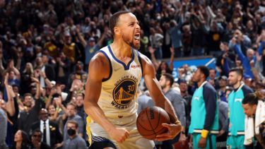 Curry lideró a los Warriors para dejar la serie 3 a 1 a su favor.