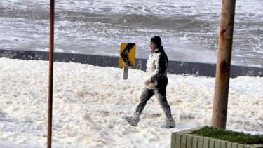 La espuma del oleaje llenó la costa uruguaya.