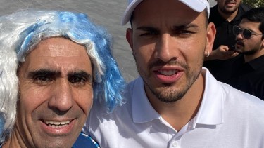 Con Leando Paredes ayer en un antiguo mercado de Doha. El PSG hizo una visita solidaria, Marcelo lo encontró y el cinco de la Selección le firmó la bandera. Foto: Marcelo Martínez.