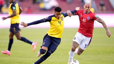 Entre otros rivales, Castillo jugó contra Chile, que ahora lo acusa de ser colombiano. 