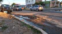 Imagen de El drama de vivir todos los días rodeados de agua contaminada en una calle de Roca