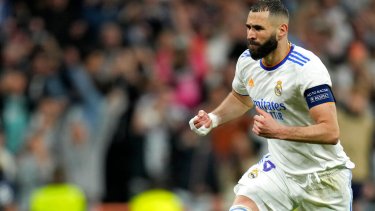 Benzema delebra con alma y vida su gol de penal ante el City, que le permite dar vuelta la serie. (AP Photo/Manu Fernandez)