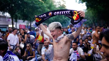 Hubo incidentes en el ingreso al estadio en París. (AP Photo/Andrea Comas)