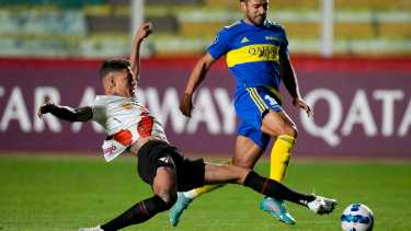 Salvio le gana a Cabrera en el triunfo de Boca sobre Always Ready. (AP Photo/Juan Karita)