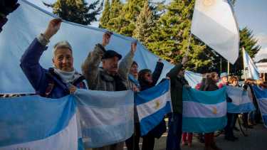 Unas 300 personas se movilizaron a Escuela Militar de Montaña “Juan Domingo Perón”. (Foto: Marcelo Martínez)