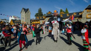 La magia de los títeres llenó de alegría el centro de Bariloche