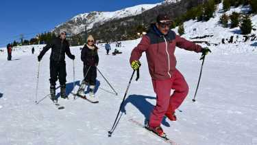 Hace semanas que en el cerro Catedral hay nieve hasta la base (foto: Archivo)
