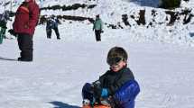 Imagen de El cerro Catedral de Bariloche ya es una fiesta, con nieve hasta en la base