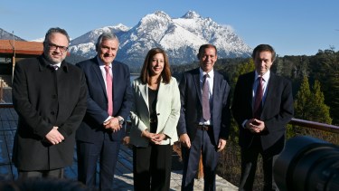 El ministro Matías  Kulfas (a la izquierda), el gobernador de Jujuy, Gerardo Morales, la gobernadora Arabela Carreras, su par de Neuquén, Omar Gutiérrez y el secretario de Asuntos Estratégicos de Nación, Gustavo Véliz. (Foto Alfredo Leiva)
