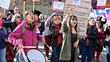 La marcha docente tuvo una primera parada en la sede del Ipross, antes del Centro Cívico. Foto: Chino Leiva