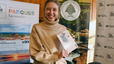 La presidenta de Correo Argentino, Vanesa Piesciorovsky,  exhibe el sobre filatélico y la estampilla en conmemoración al parque nacional Del Sud. Foto: Chino Leiva