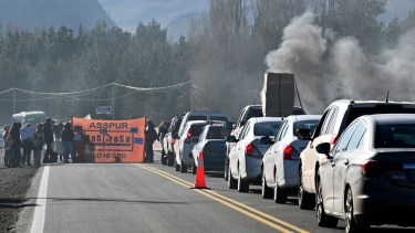 Los trabajadores de la salud cortaron la ruta 40 esta mañana. Foto: Chino Leiva
