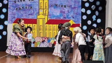 El acto central para recordar la gesta de mayo se hizo en la escuela 119 de Cutral Co (Foto: Andrea Vazquez)