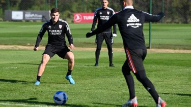 Julián Álvarez viene de cortar la sequía goleadora ante Sarmiento y hoy será titular ante el Fortaleza.
