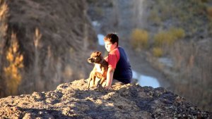 La tierna postal del niño y su perro que no se pierden el paso de los crianceros