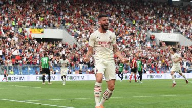 Olivier Giroud festeja uno de sus dos goles de la tarde. Milan es el campeón de Italia.