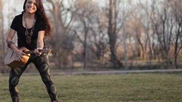 La Pucci canta, toca la guitarra, el cuatro venezolano, el charango y compone desde hace ya 20 años. En los últimos diez, se obsesionó con la fusión del rock y los ritmos propios de Latinoamérica. 