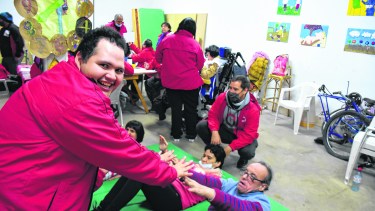 Desde que integran el programa Ges.T.O.S, los profesores de los talleres dedican más horas al acompañamiento de los chicos.  Foto César Izza. 
