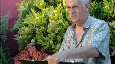 Cuando el clima acompaña, en el patio de su casa, en Neuquén, Roberto suele pintar sus cuadros. 