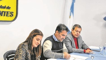 El secretario de Energía Darío Martínez firma con la intendenta Montanaro el acuerdo por la obra. 