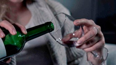 Cuando bebes, ¿cuánto bebes y por qué razón? ¿Te preocupa quedarte sin alcohol? Cuando viajas, ¿tienes problemas para dormir si no tomas?