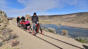 En «bici trenes» el paisaje y la arquitectura ferroviaria en Río Chico se disfruta mejor