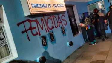 Hubo pintadas y pegatinas en distintos sectores del balneario. Foto: Martín Brunella
