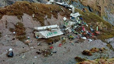 Recuperaron casi todos los cadáveres entre los restos del avión que se estrelló ayer en Nepal. Foto: AP 