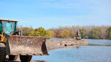 Trabajos de dragado sobre el cauce madre en el río Limay para que las bombas de impulsión de agua funcionen para potabilizar (foto Matías Subat)