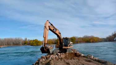 Trabajos de drenaje en el cauce madre del río Limay (foto Matías Subat)