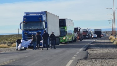 Se mantiene el corte en el ingreso a Plaza Huincul (Foto: Andrea Vazquez)