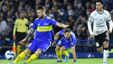 Benedetto se fue caliente con el arbitraje.
