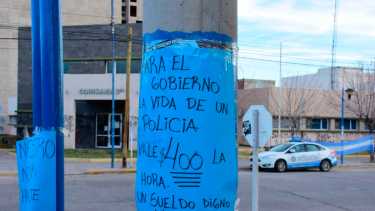 En Roca el acampe comenzó el miércoles pasado frente a la Comisaría Tercera. Foto Juan Thomes
