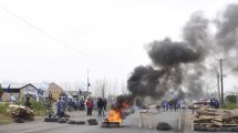 Imagen de Cortaron calle Alsina y aseguran que van a resistir el desalojo de un aserradero de Roca